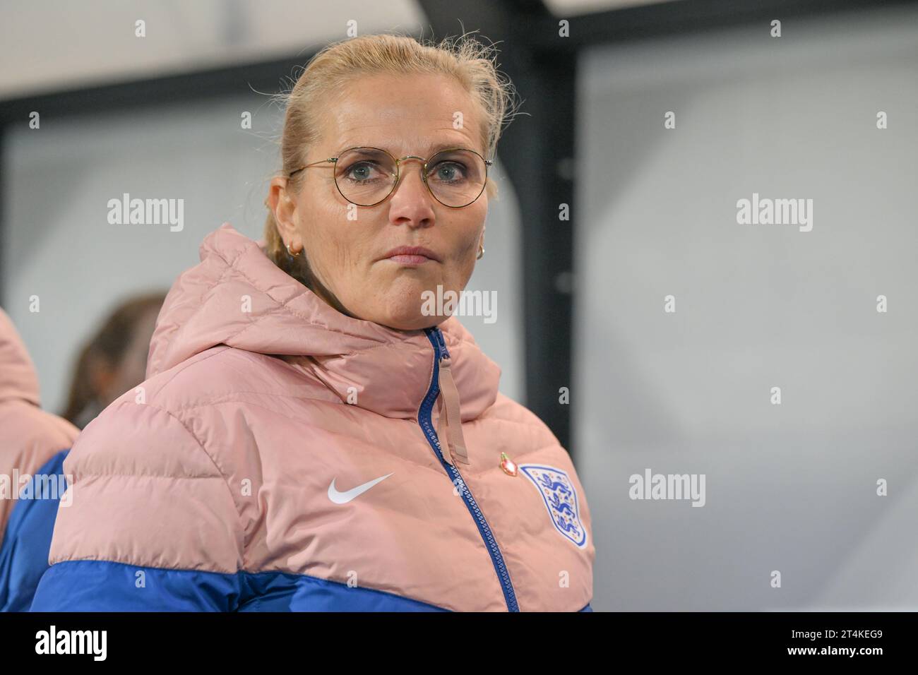 Heverlee, Belgium. 31st Oct, 2023. England's head coach Sarina Wiegman pictured during a soccer match between Belgium's national women's team the Red Flames and England, game 4/6 in group A1 of the 2023-2024 UEFA Women's Nations League competition, on Tuesday 31 October 2023, in Heverlee. BELGA PHOTO DAVID CATRY Credit: Belga News Agency/Alamy Live News Stock Photo