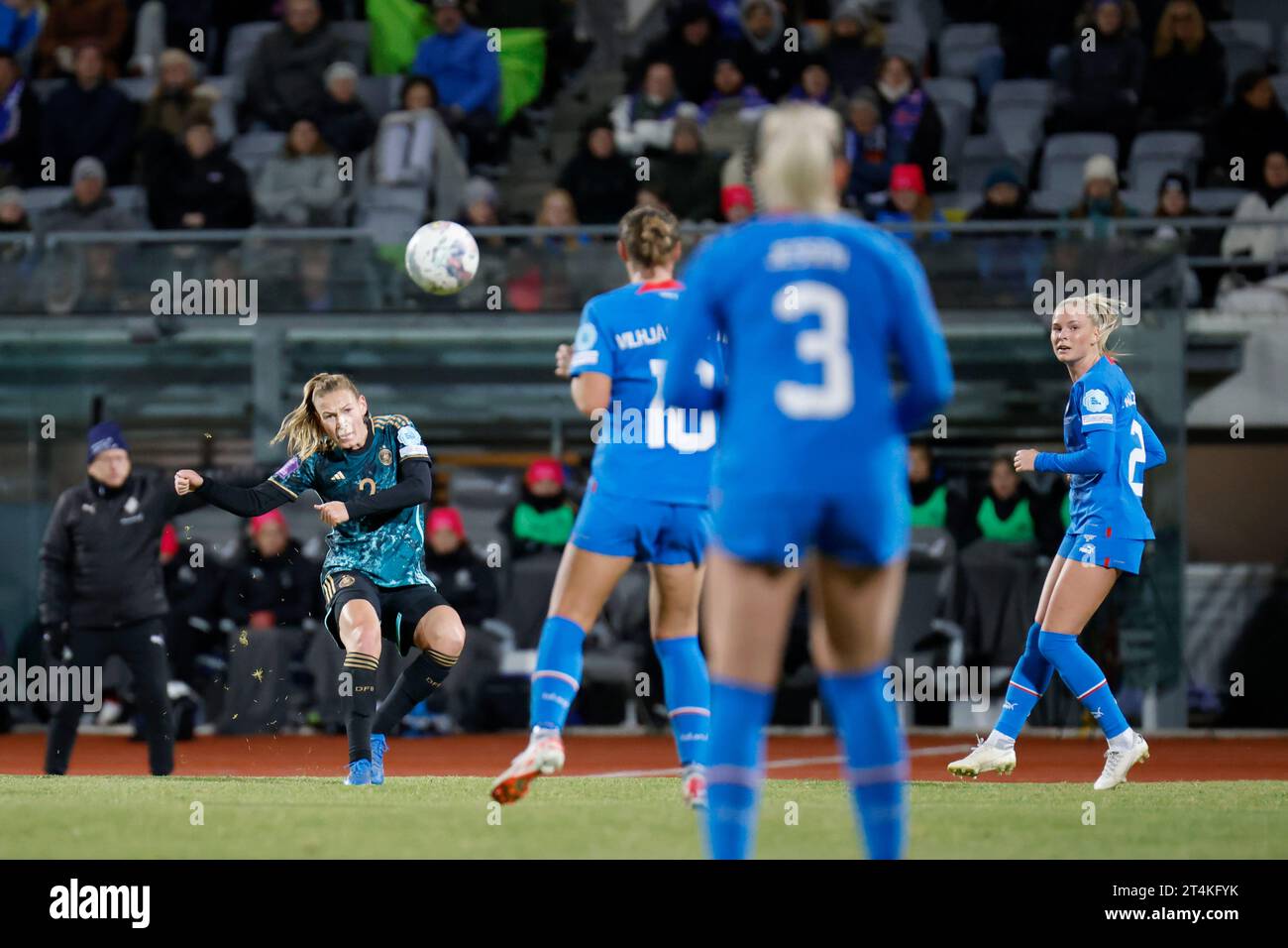 Reykjavik, Iceland. 31st Oct, 2023. Soccer, Women: Nations League A, group stage, group 3, matchday 4, Iceland - Germany, Laugardalsvöllur. Germany's Sarai Linder shoots the ball. Credit: Brynjar Gunnarsson/dpa/Alamy Live News Stock Photo