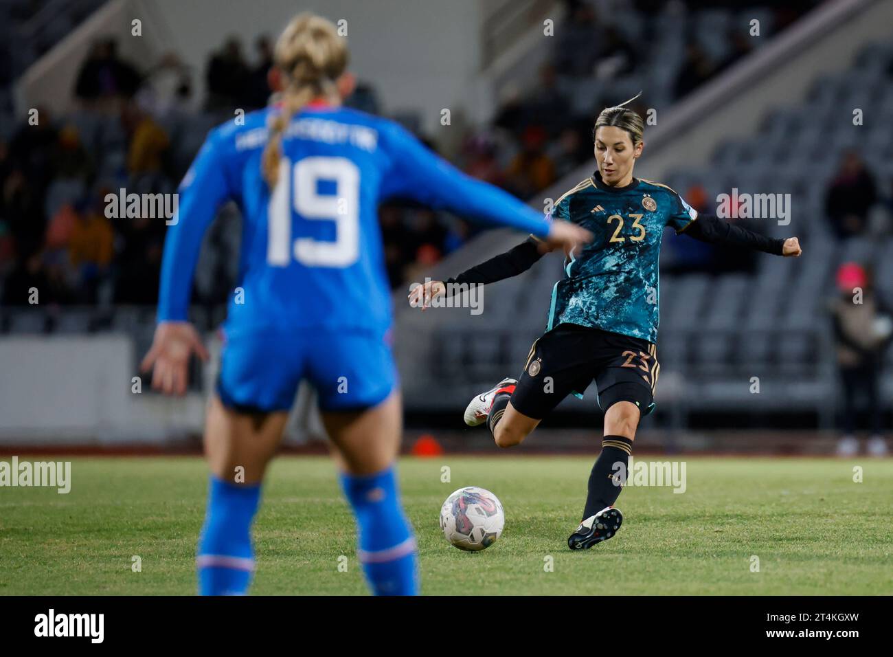 Reykjavik, Iceland. 31st Oct, 2023. Soccer, Women: Nations League A, group stage, group 3, matchday 4, Iceland - Germany, Laugardalsvöllur. Germany's Sara Doorsoun plays the ball. Credit: Brynjar Gunnarsson/dpa/Alamy Live News Stock Photo