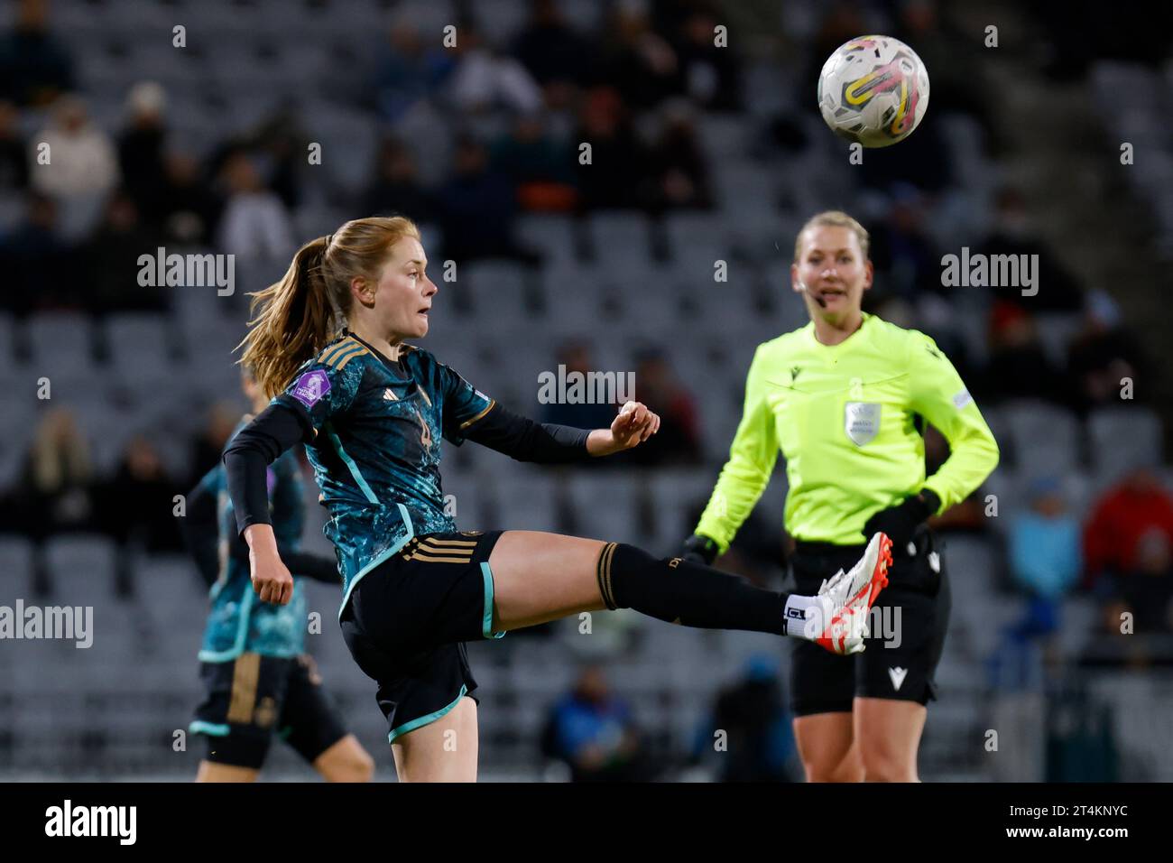 Reykjavik, Iceland. 31st Oct, 2023. Soccer, Women: Nations League A, group stage, group 3, matchday 4, Iceland - Germany, Laugardalsvöllur. Germany's Sjoeke Nüsken on the ball. Credit: Brynjar Gunnarsson/dpa/Alamy Live News Stock Photo