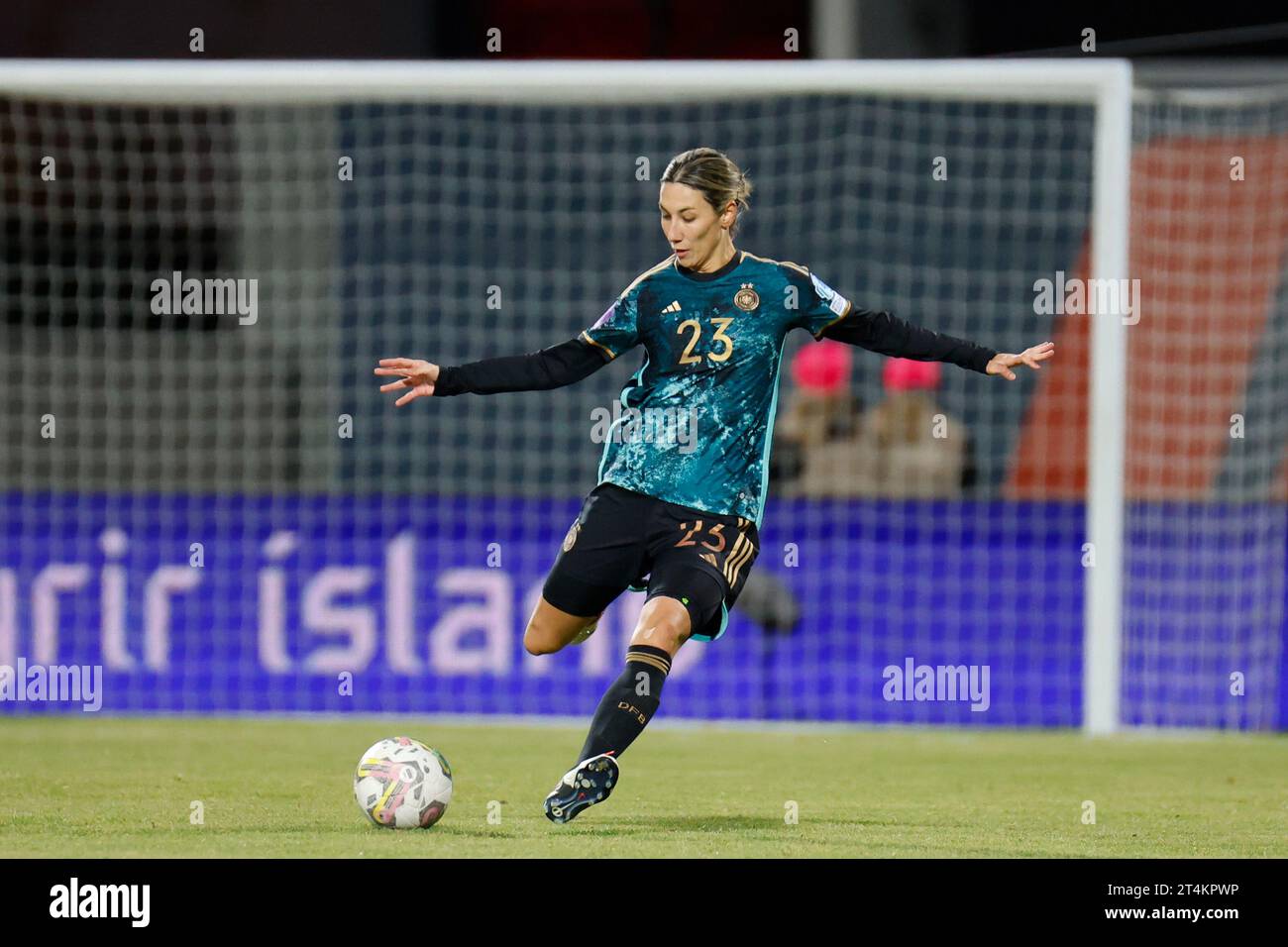 Reykjavik, Iceland. 31st Oct, 2023. Soccer, Women: Nations League A, group stage, group 3, matchday 4, Iceland - Germany, Laugardalsvöllur. Germany's Sara Doorsoun on the ball. Credit: Brynjar Gunnarsson/dpa/Alamy Live News Stock Photo