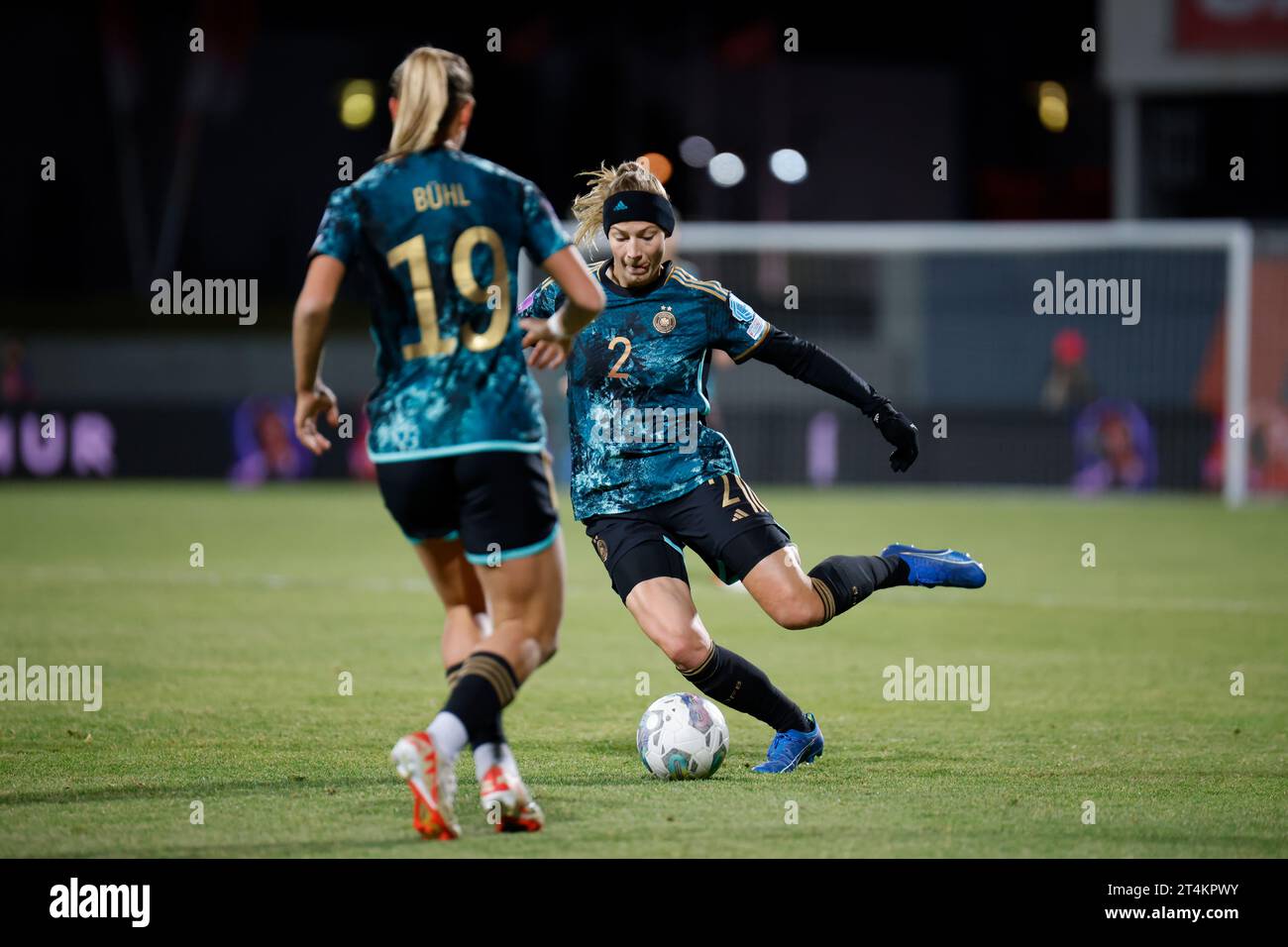 Reykjavik, Iceland. 31st Oct, 2023. Soccer, Women: Nations League A, group stage, group 3, matchday 4, Iceland - Germany, Laugardalsvöllur. Germany's Sarai Linder on the ball. Credit: Brynjar Gunnarsson/dpa/Alamy Live News Stock Photo