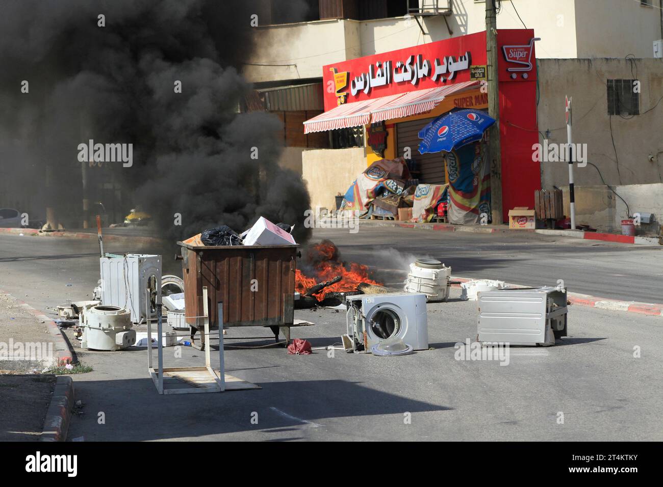 Tubas, Palestine. 31st Oct, 2023. General view of the burning tires and