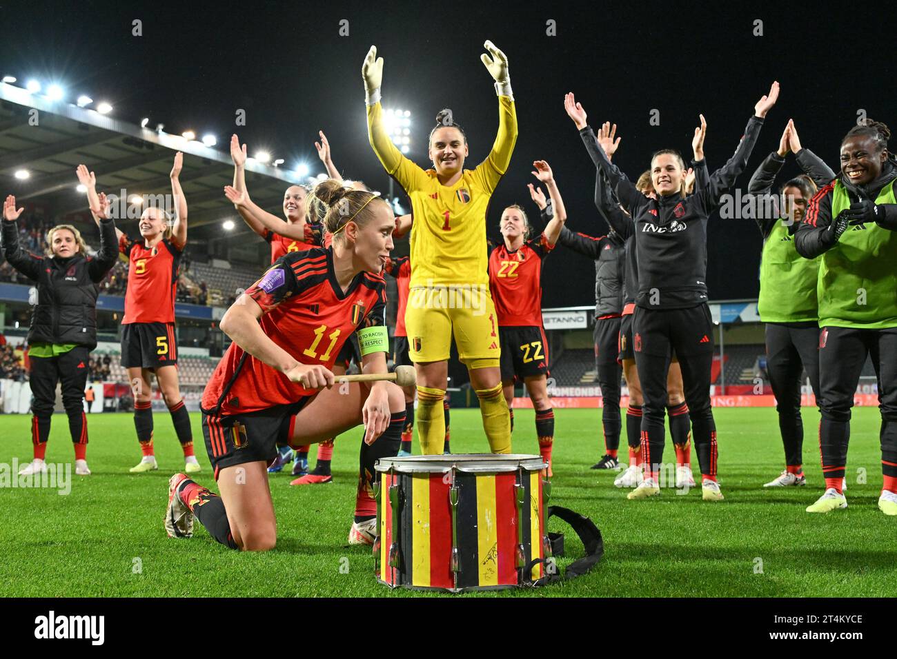 Heverlee, Belgium. 31st Oct, 2023. Belgium's players with Janice Cayman and Nicky Evrard celebrate after winning a soccer match between Belgium's national women's team the Red Flames and England, game 4/6 in group A1 of the 2023-2024 UEFA Women's Nations League competition, on Tuesday 31 October 2023, in Heverlee. BELGA PHOTO DAVID CATRY Credit: Belga News Agency/Alamy Live News Stock Photo