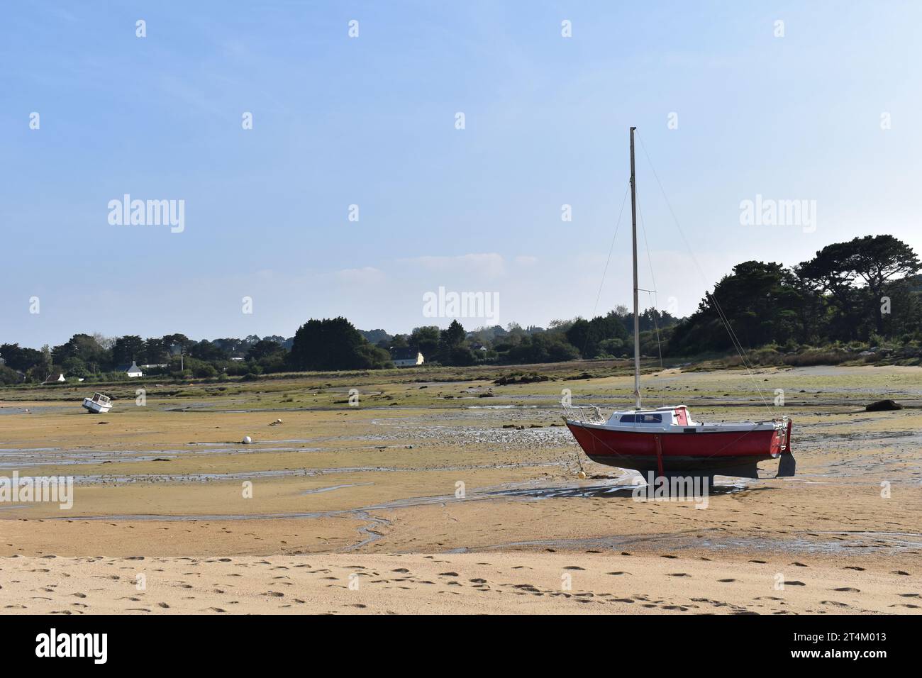 bateau à marée basse en BRETAGNE Stock Photo