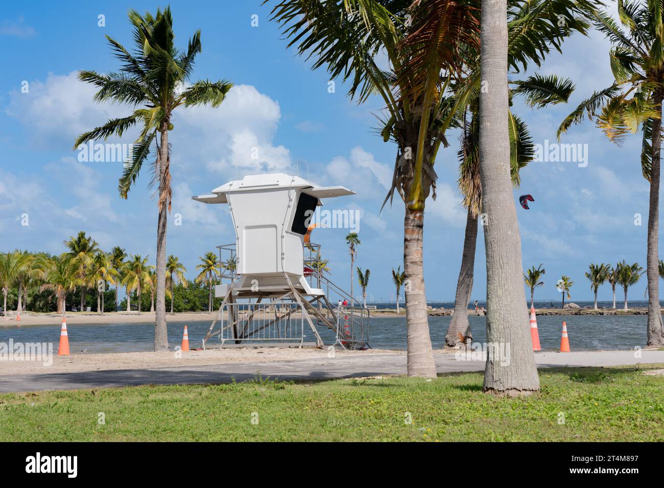 White lifeguard house at a South Florida Beach Stock Photo - Alamy