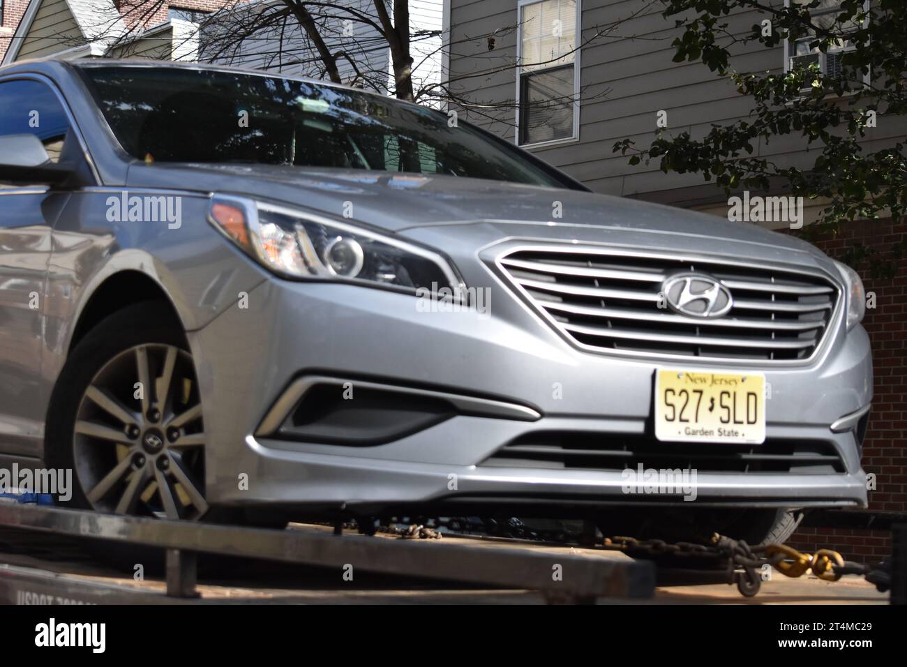 Car getting towed hires stock photography and images Alamy