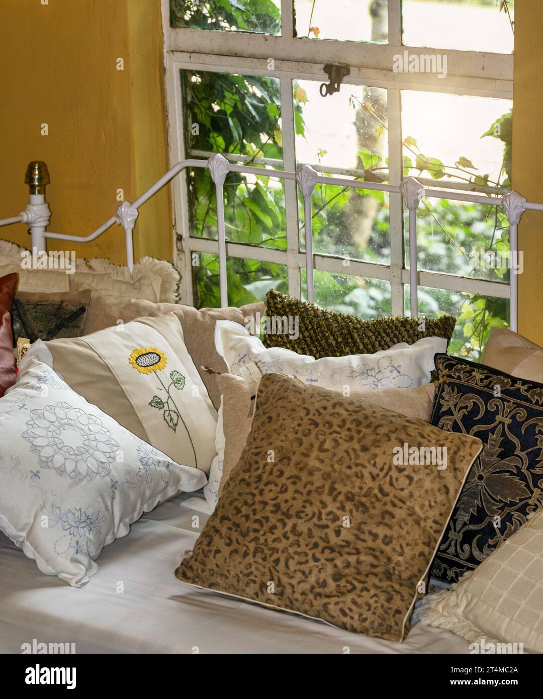 british interior design retro bed set iron Victorian era, with