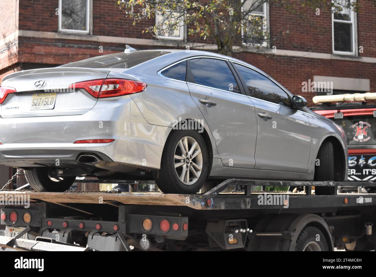 Car getting towed hires stock photography and images Alamy