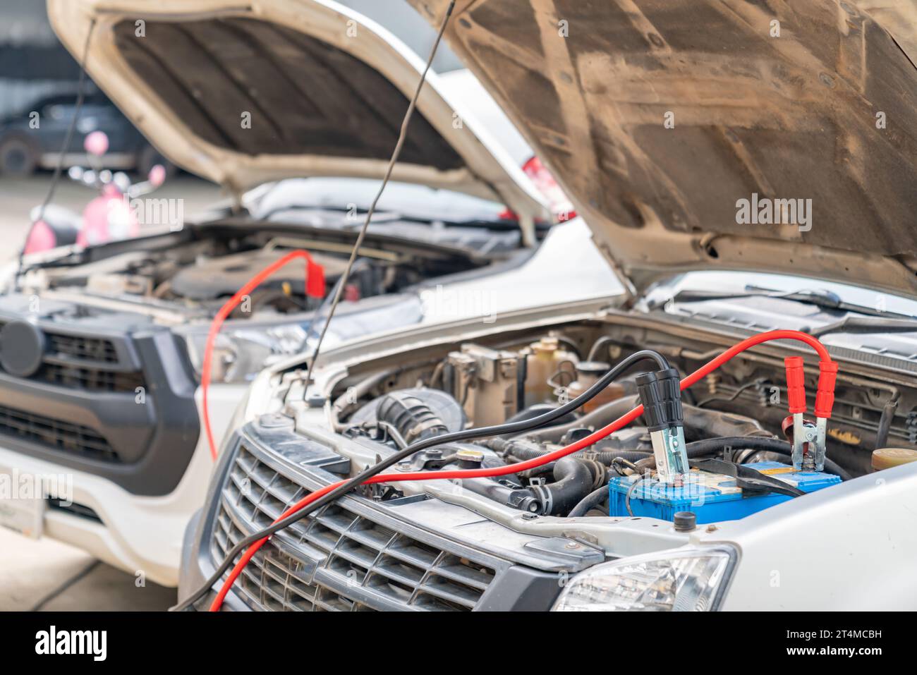 Charging a car battery for old car connecting high current trough