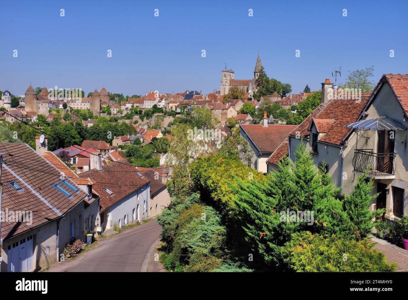 Semur-en-Auxois: Semur en Auxois from disused railway viaduct with fortification towers (tour) and church (Collégiale Notre-Dame), Burgundy, France Stock Photo