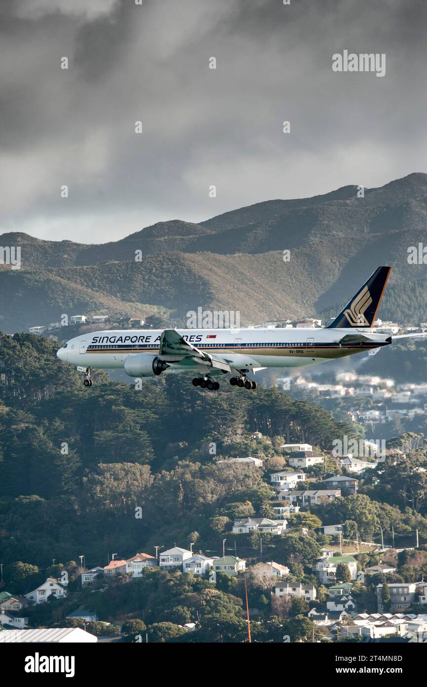 Singapore Airlines Boing 777 about to land at Wellington Airport, New Zealand Stock Photo