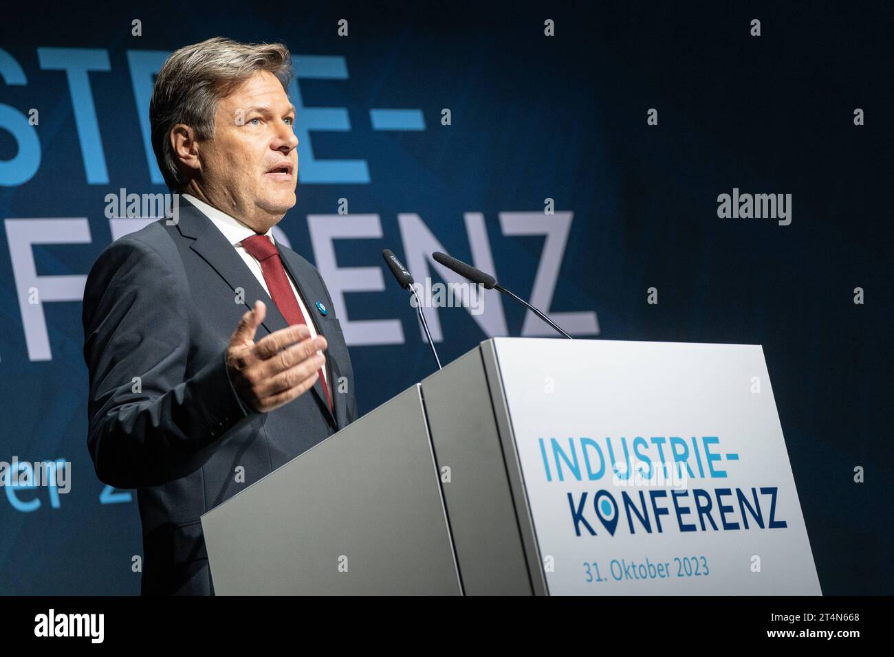 Industriekonferenz 2023 von BMWK und Bündnis für Zukunft der Industrie - Robert Habeck, Bundeswirtschaftsminister, während seiner Keynote zur Eröffnung der KonferenzIndustriekonferenz 2023 von BMWK und Bündnis für Zukunft der Industrie - Robert Habeck, Bundeswirtschaftsminister, während seiner Keynote zur Eröffnung der Konferenz, Berlin Berlin Deutschland Eventlocation Radialsystem *** Industry Conference 2023 of BMWK and Alliance for the Future of Industry Robert Habeck, Federal Minister of Economics, during his keynote speech at the opening of the conference Industry Conference 2023 of BMWK Stock Photo