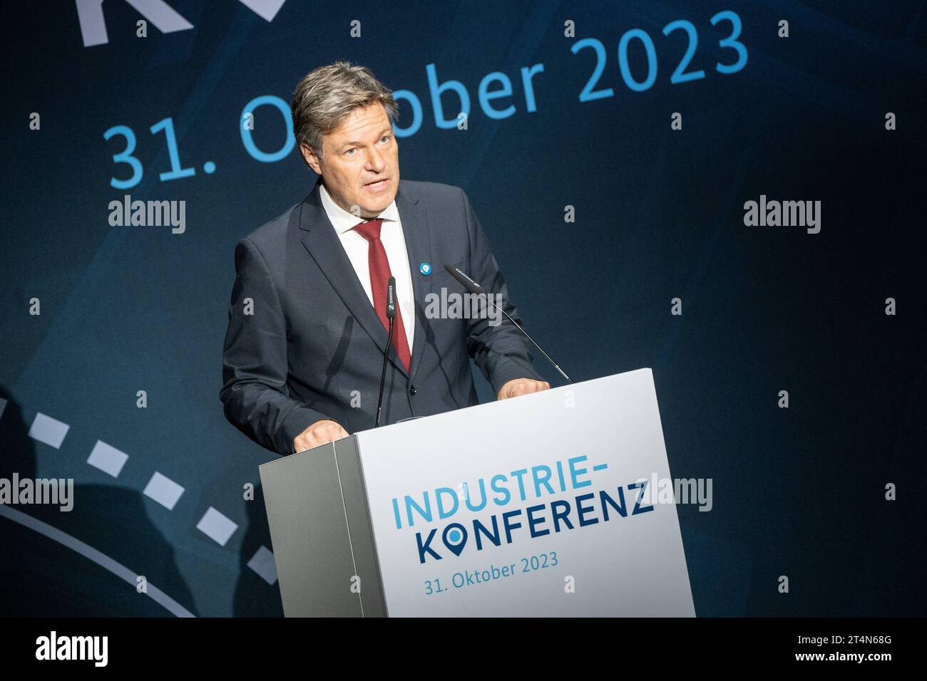 Industriekonferenz 2023 von BMWK und Bündnis für Zukunft der Industrie - Robert Habeck, Bundeswirtschaftsminister, während seiner Keynote zur Eröffnung der KonferenzIndustriekonferenz 2023 von BMWK und Bündnis für Zukunft der Industrie - Robert Habeck, Bundeswirtschaftsminister, während seiner Keynote zur Eröffnung der Konferenz, Berlin Berlin Deutschland Eventlocation Radialsystem *** Industry Conference 2023 of BMWK and Alliance for the Future of Industry Robert Habeck, Federal Minister of Economics, during his keynote speech at the opening of the conference Industry Conference 2023 of BMWK Stock Photo