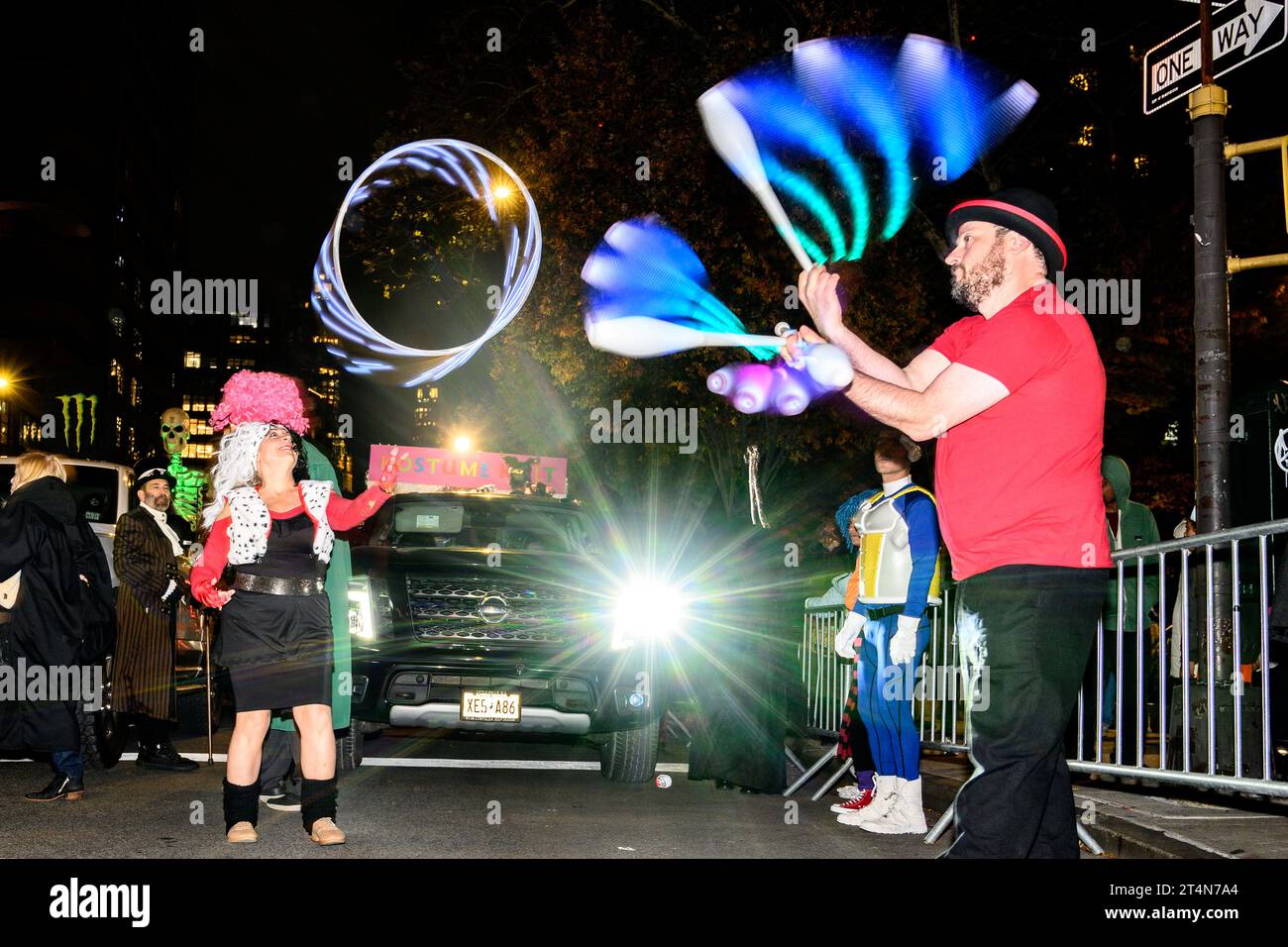 New York, USA. 31st Oct, 2023. Jugglers perform in the 50th annual