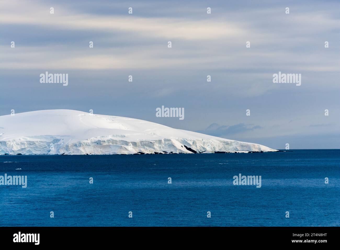 snow covered island of antarctic peninsula. antarctica Stock Photo - Alamy