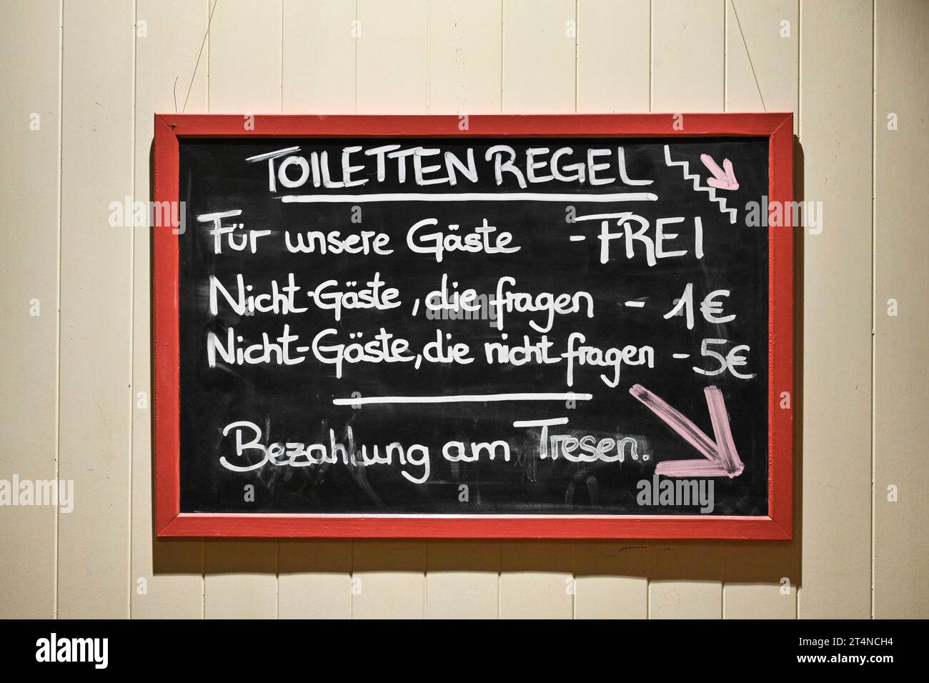 Schild Geld Toilette Gebühr, Hamburg, Deutschland *** Sign money toilet fee, Hamburg, Germany Credit: Imago/Alamy Live News Stock Photo