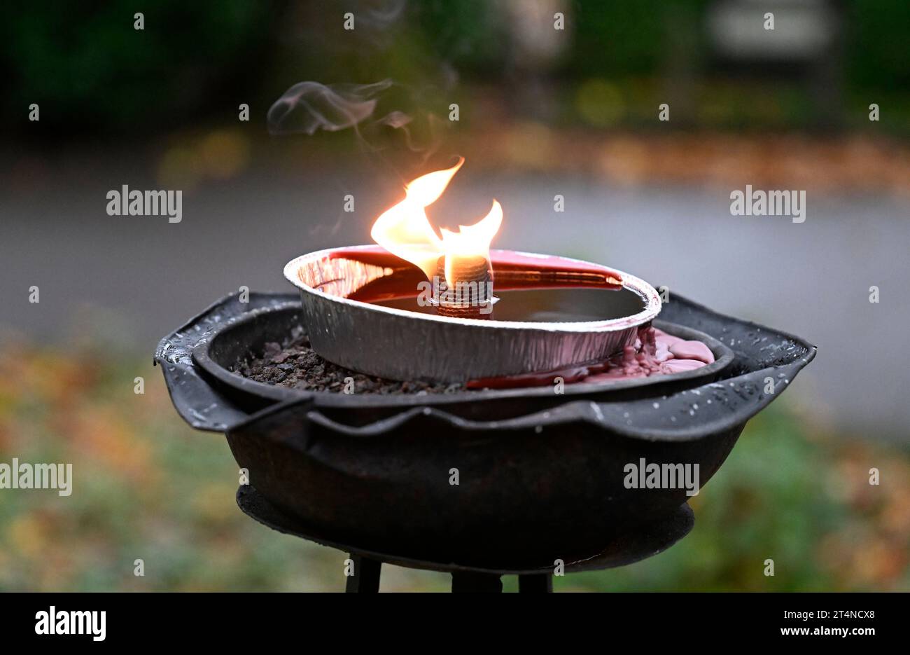 Cologne, Germany. 01st Nov, 2023. Candles light up on All Saints' Day at a grave in Melaten Cemetery. Catholics remember their deceased on this holiday. Credit: Roberto Pfeil/dpa/Alamy Live News Stock Photo