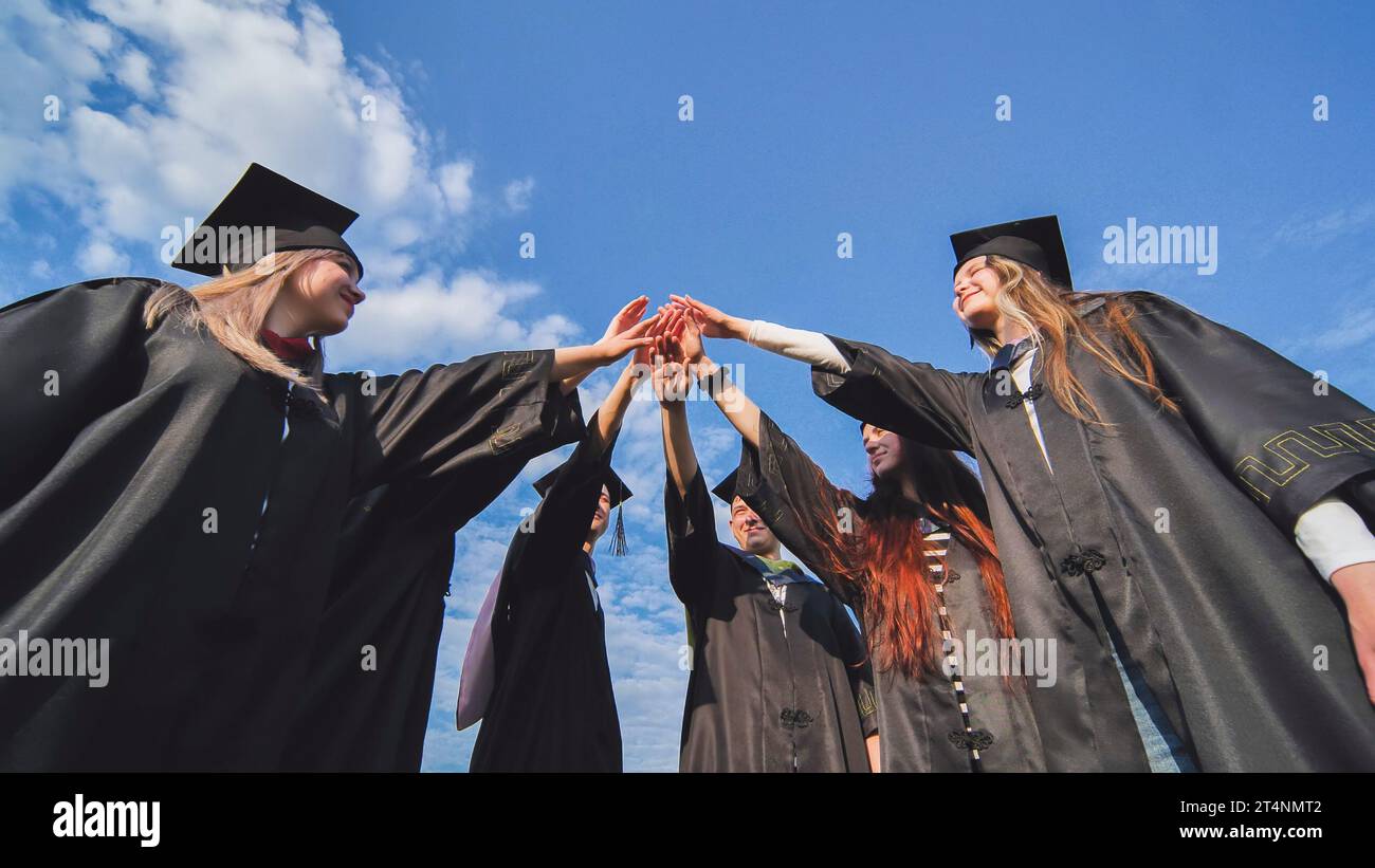 Female graduate hats hi-res stock photography and images - Alamy