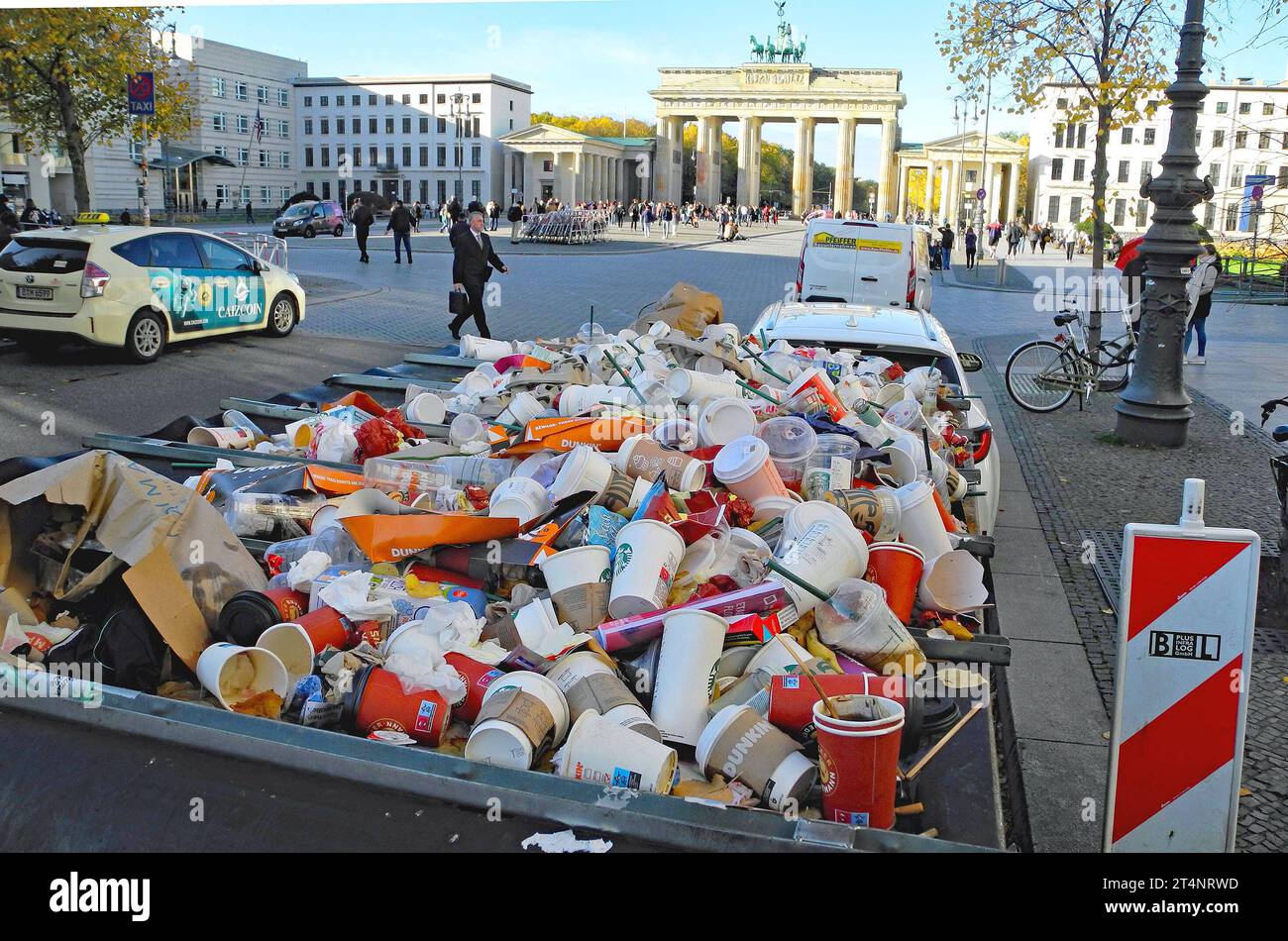 Starbucks Riser Was von den Starbucks -Besuchern uebrig bleibt, Vermuellung am Pariser ...