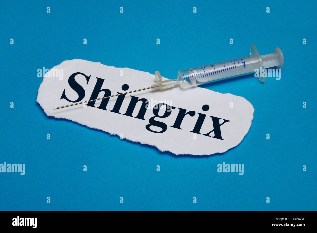 Shingrix und Spritze Shingrix und Spritze, 01.11.2023, Borkwalde, Brandenburg, Auf dem Schriftzug Shingrix liegt eine Spritze. *** Shingrix and syringe Shingrix and syringe, 01 11 2023, Borkwalde, Brandenburg, On the writing Shingrix lies a syringe Credit: Imago/Alamy Live News Stock Photo