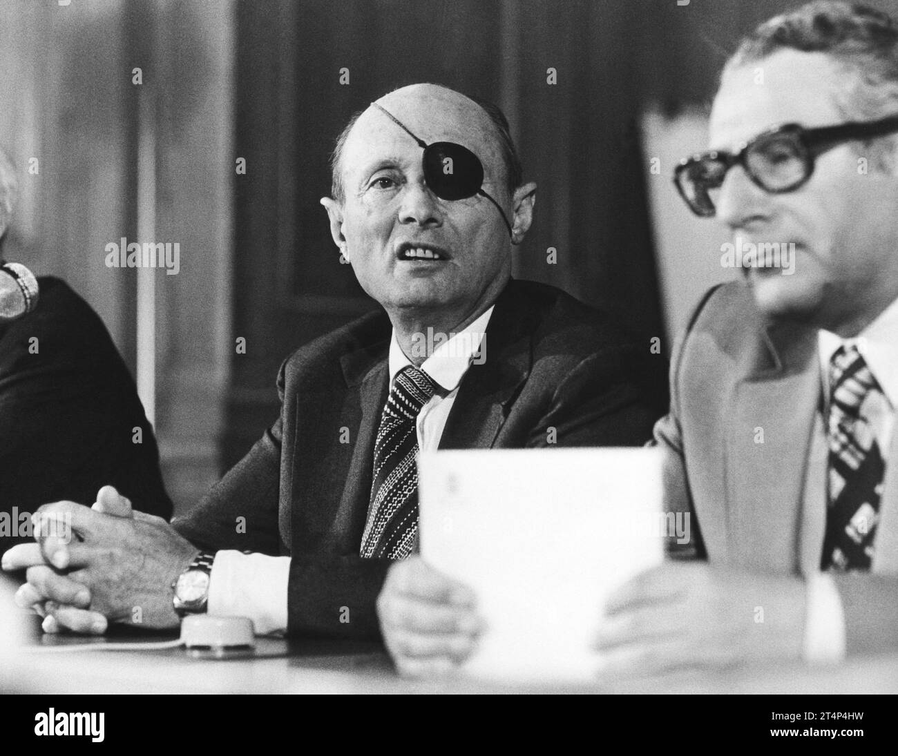 MOSHE DAYAN Israeli minister of foreign affairs meet the Swedish press in Stockholm Stock Photo