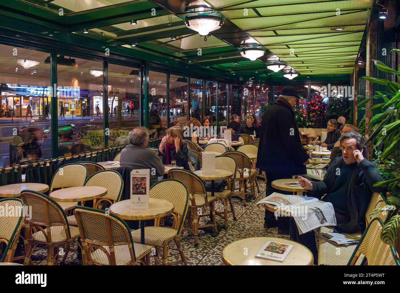 Interiro of Café Le Select during November in Paris. It is a legendary  brasserie and restaurant in Montparnasse established 1925. Stock Photo