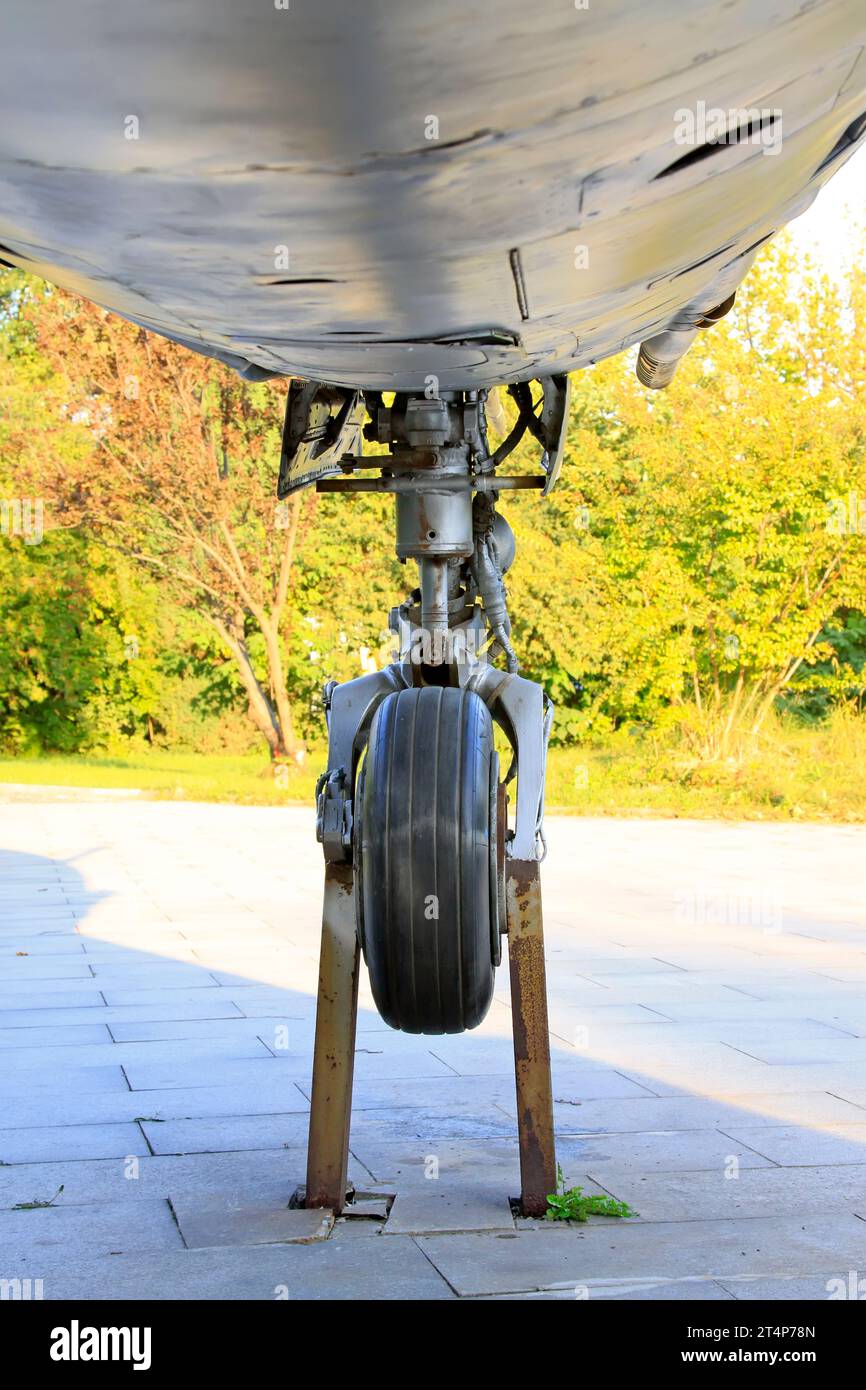 Closeup landing gear hi-res stock photography and images - Alamy