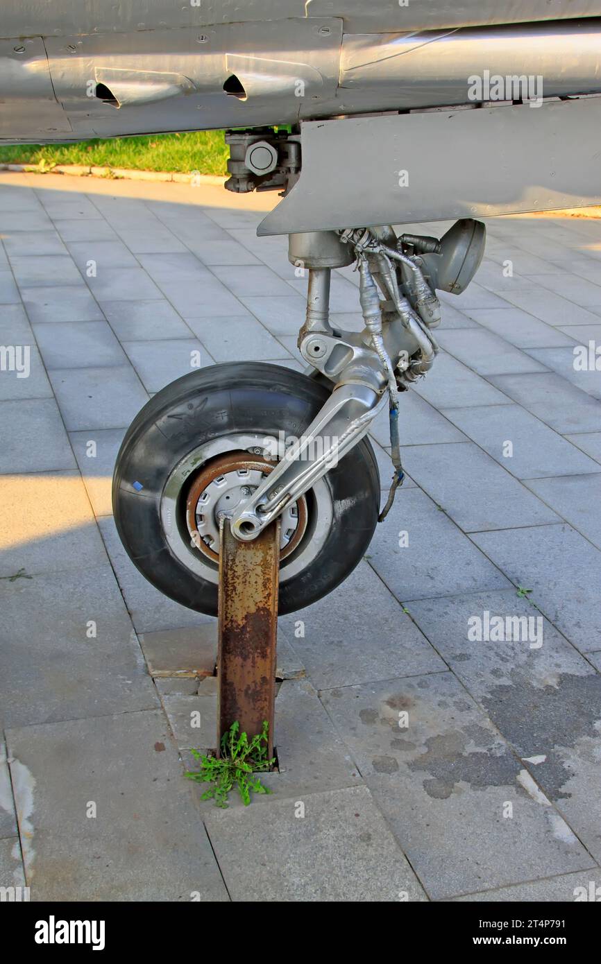 Closeup landing gear hi-res stock photography and images - Alamy