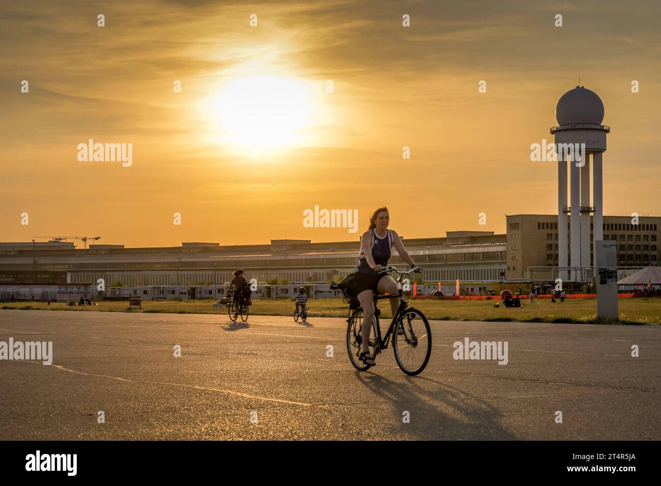 radfahren-abend-freizeit-tempelhofer-feld-sonnenuntergang