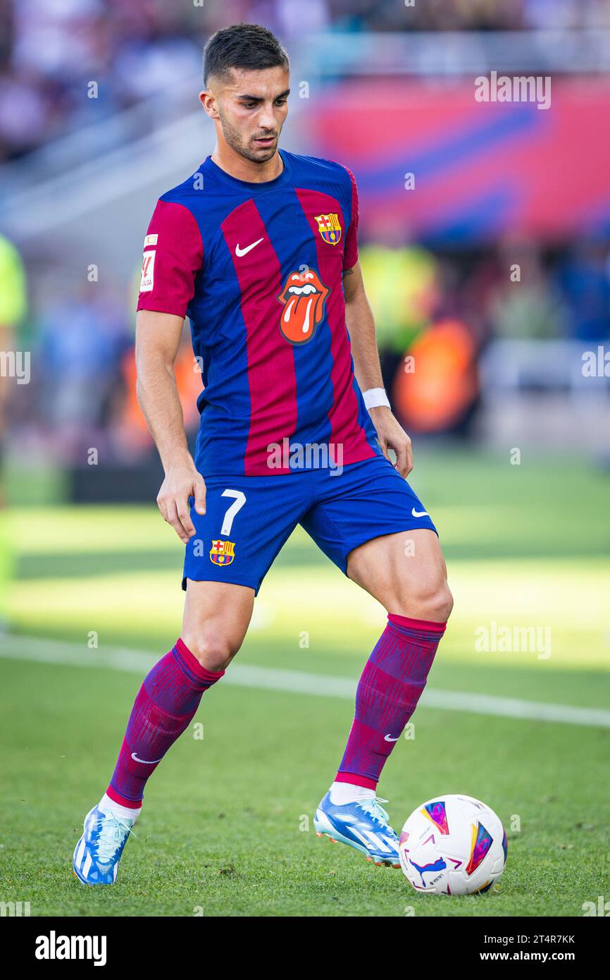 Barcelona, Spain. 28th Oct, 2023. Ferran Torres (Barcelona) seen in action with the ball during the football match of Spanish championship La Liga EA Sports between Barcelona vs Real Madrid, better known as El Clasico, played at Olimpico de Montjuic stadium. Barcelona 1 : 2 Real Madrid (Photo by Alberto Gardin/SOPA Images/Sipa USA) Credit: Sipa USA/Alamy Live News Stock Photo