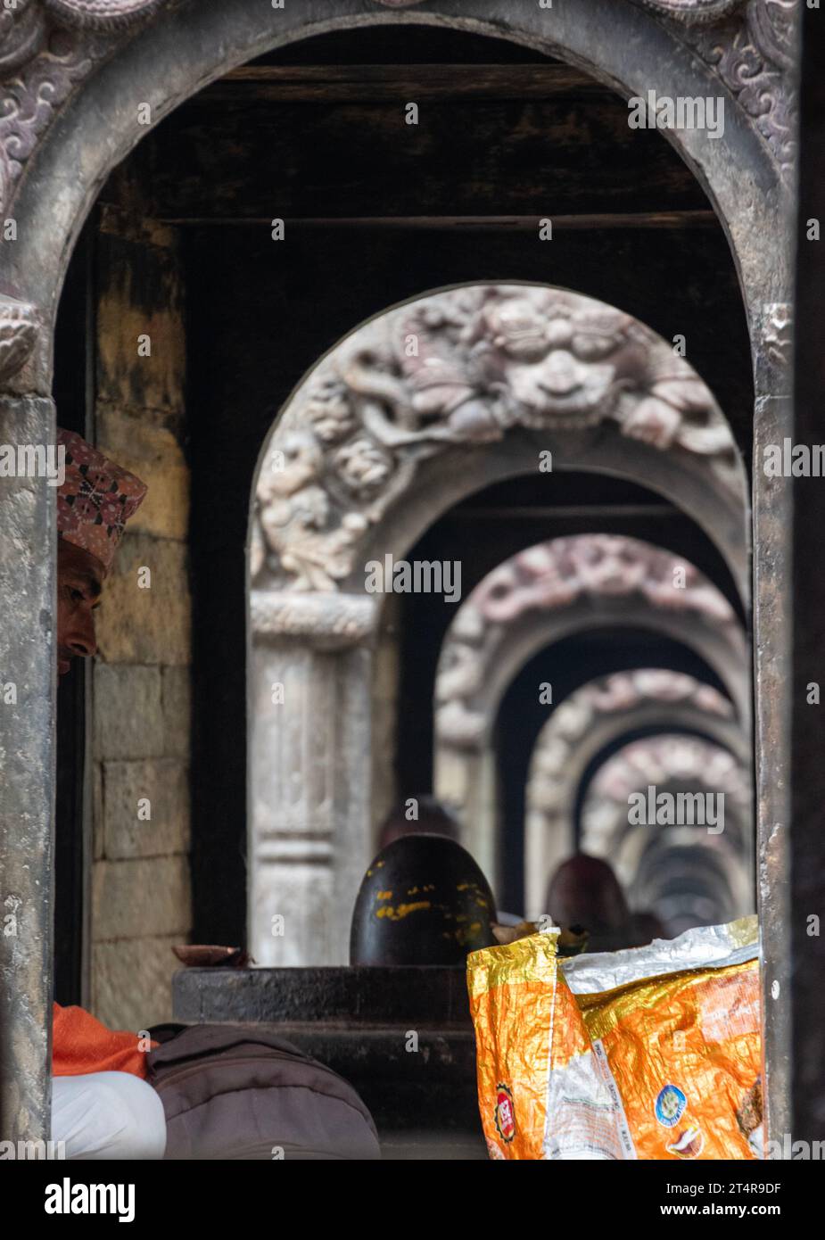 Kathmandu, Nepal: hindu guru waiting for a family to prepare gifts for the dead at Pashupatinath Temple, famous Hindu temple dedicated to Shiva Stock Photo