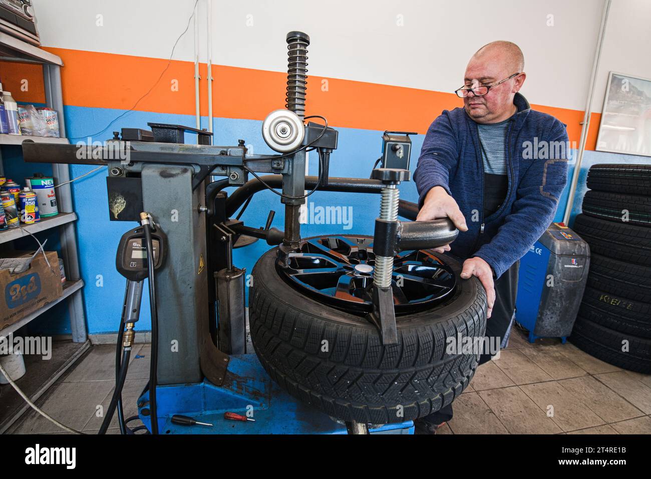 Zastavka, Czech Republic. 01st Nov, 2023. Snow tires are being mounted