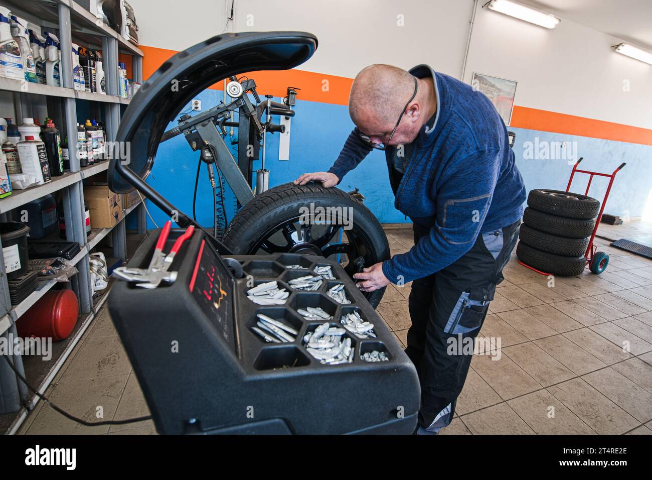 Zastavka, Czech Republic. 01st Nov, 2023. Snow tires are being mounted