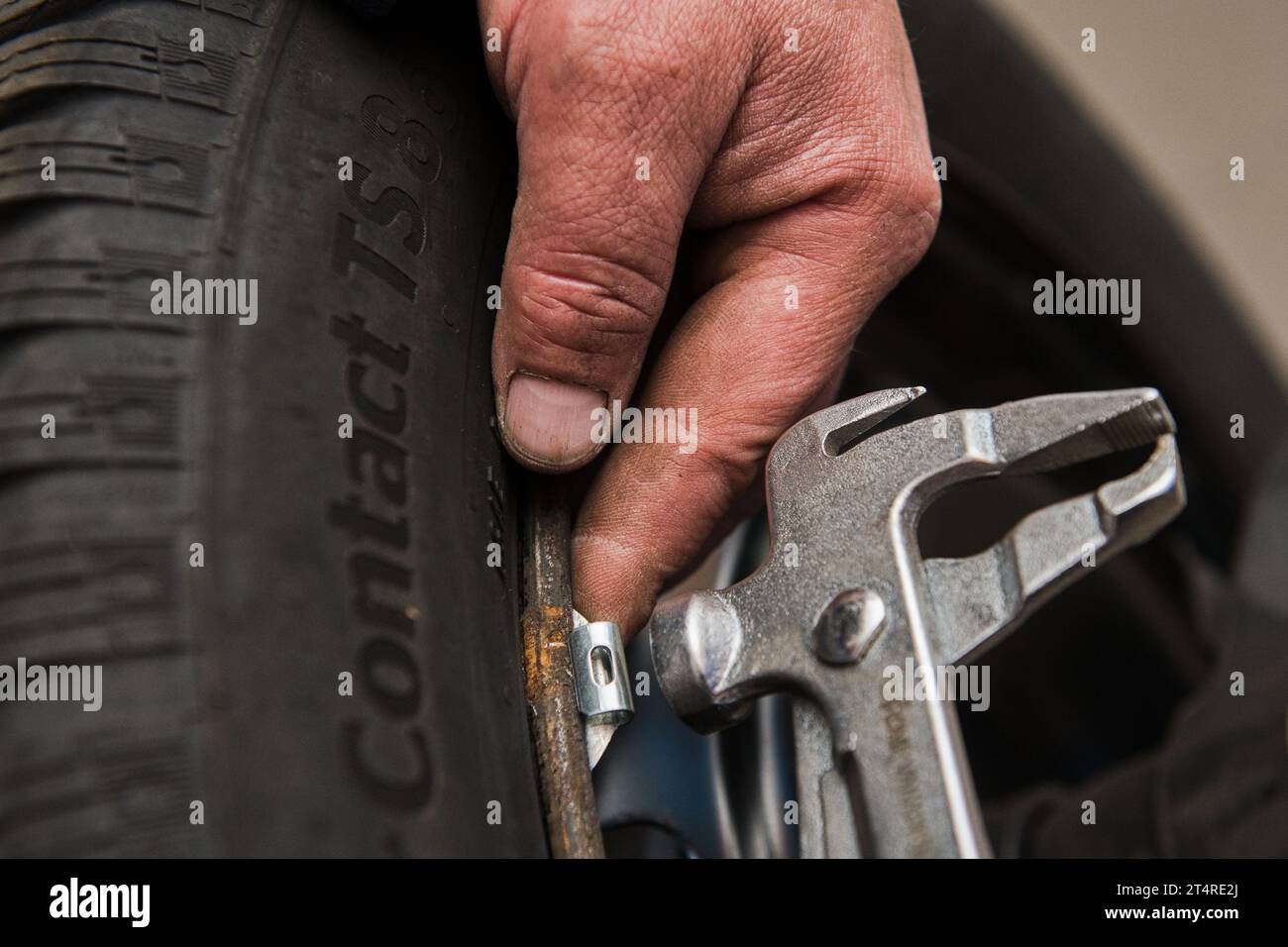 Zastavka, Czech Republic. 01st Nov, 2023. Snow tires are being mounted
