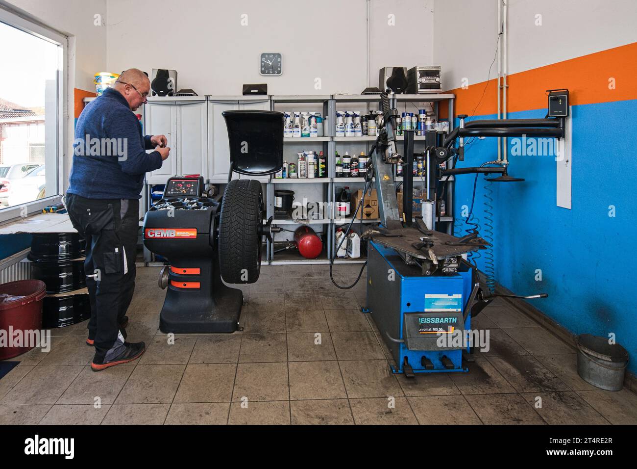 Zastavka, Czech Republic. 01st Nov, 2023. Snow tires are being mounted