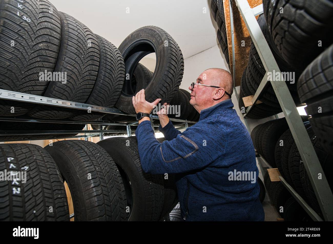 Zastavka, Czech Republic. 01st Nov, 2023. Snow tires are being mounted