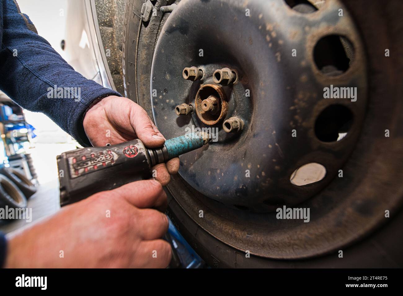 Zastavka, Czech Republic. 01st Nov, 2023. Snow tires are being mounted