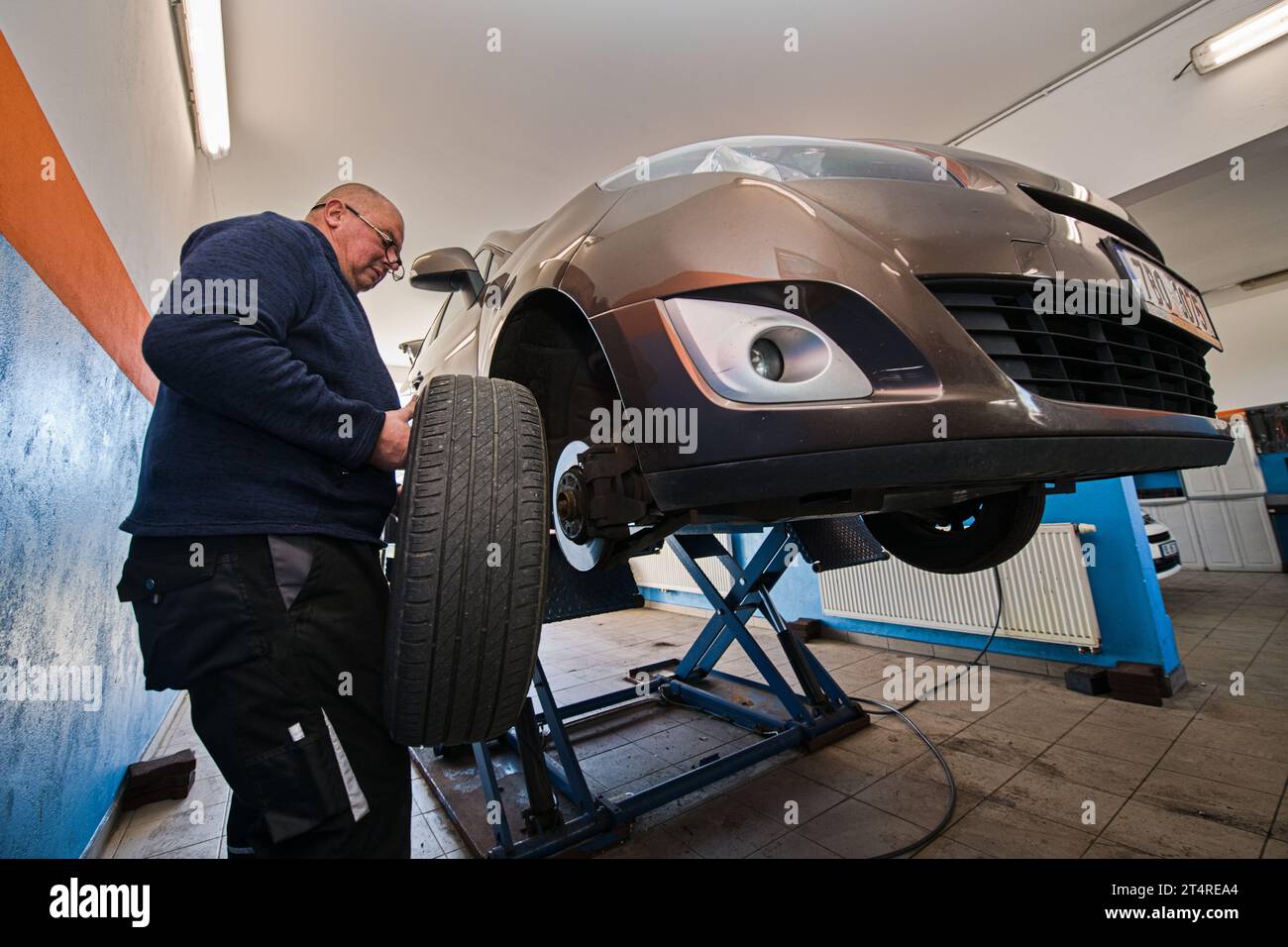 Zastavka, Czech Republic. 01st Nov, 2023. Snow tires are being mounted