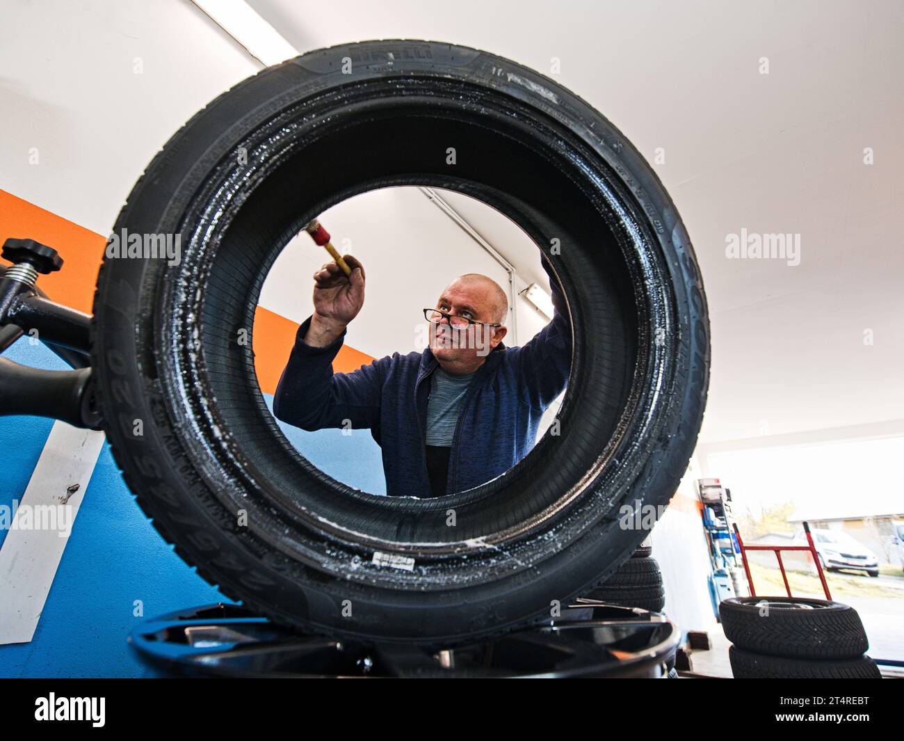 Zastavka, Czech Republic. 01st Nov, 2023. Snow tires are being mounted