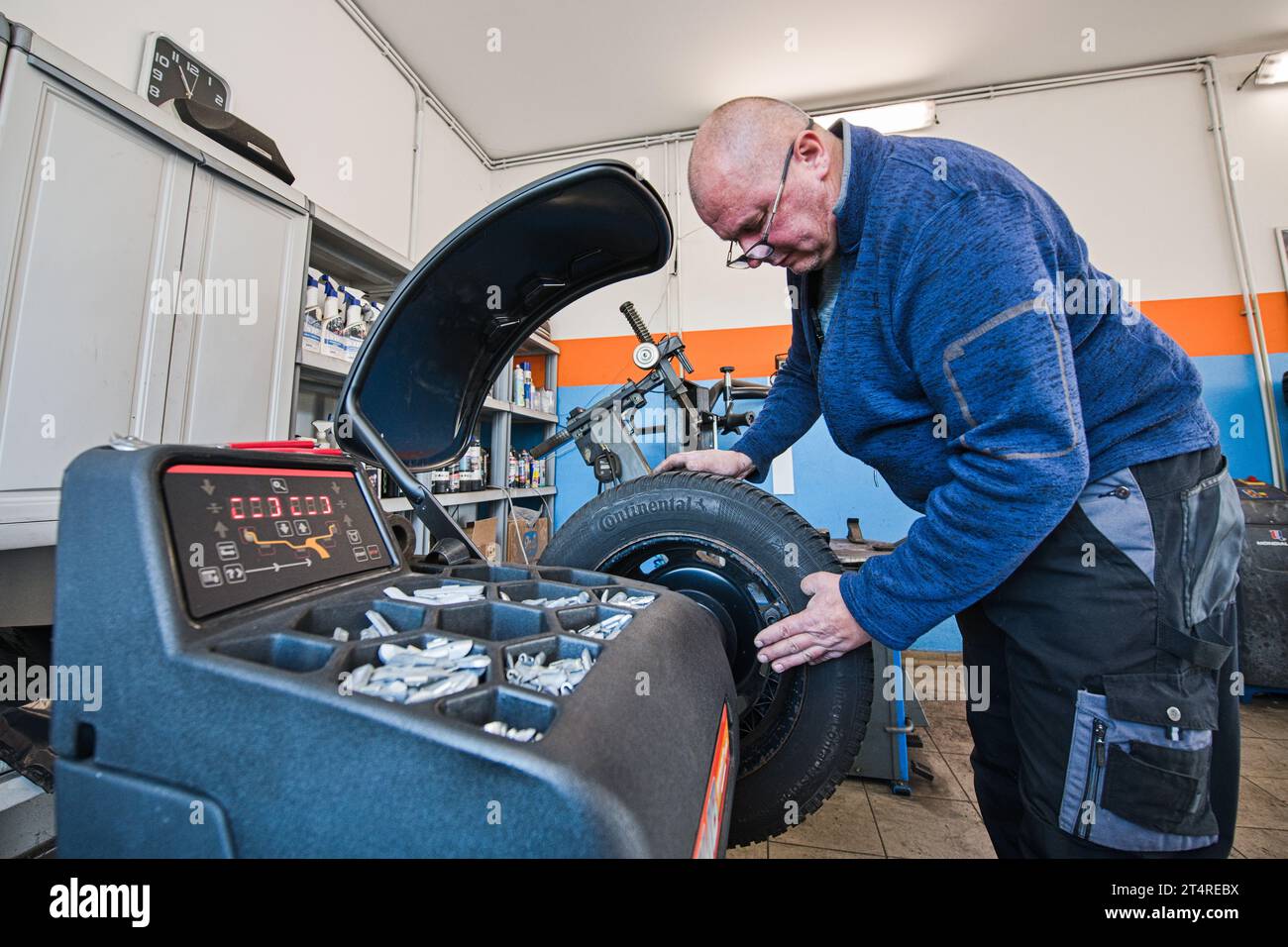Zastavka, Czech Republic. 01st Nov, 2023. Snow tires are being mounted