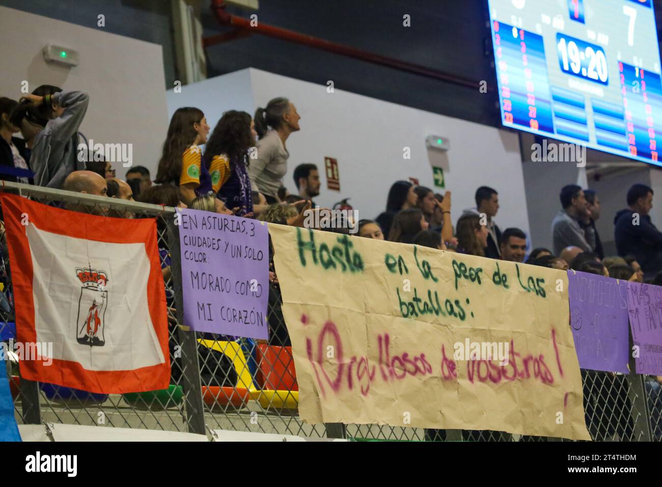 Oviedo, Spain, November 1, 2023: Numerous Motive.co Gijon Balonmano La Calzada fans gathered at the match during the 9th Matchday of the Iberdrola Guerreras League between Lobas Global Atac Oviedo and Motive.co Gijon Balonmano La Calzada, on November 1, 2023, at the Florida Arena Municipal Sports Center, in Oviedo, Spain. Credit: Alberto Brevers / Alamy Live News. Stock Photo