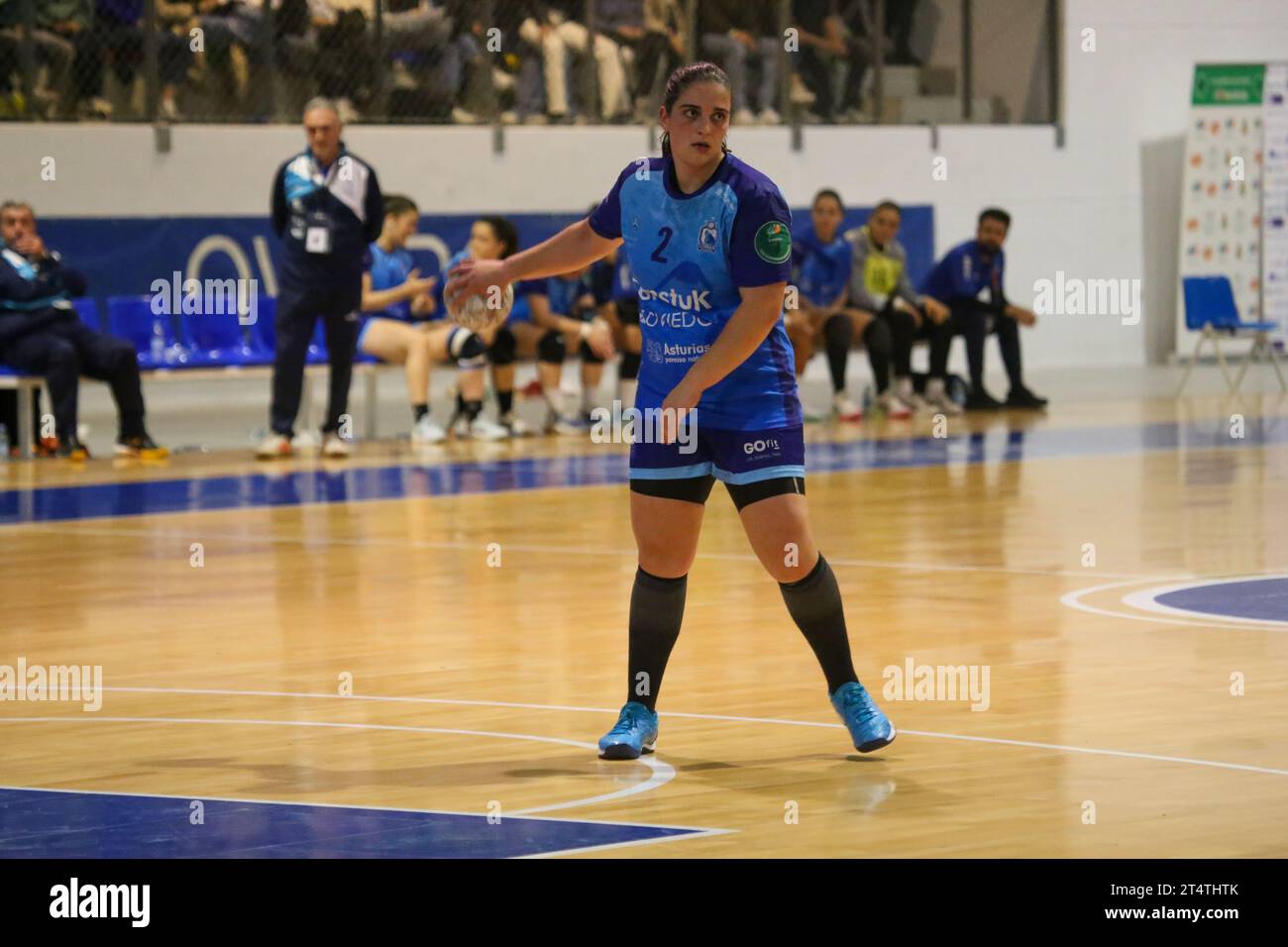 Oviedo, Spain, 1st November, 2023: The player of Lobas Global Atac Oviedo, Aida Palicio (2) with the ball during the 9th Matchday of the Liga Guerreras Iberdrola between Lobas Global Atac Oviedo and Motive.co Gijon Balonmano La Calzada, on November 1, 2023, at the Florida Arena Municipal Sports Center, in Oviedo, Spain. Credit: Alberto Brevers / Alamy Live News. Stock Photo