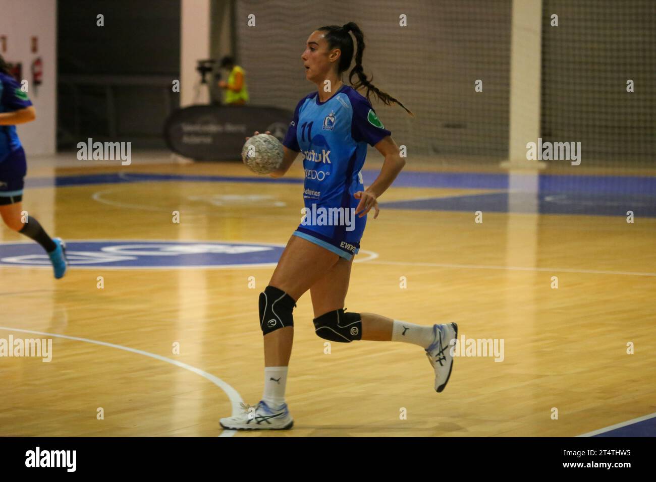 Oviedo, Spain, 1st November, 2023: The player of Lobas Global Atac Oviedo, Elena Martinez (11) with the ball during the 9th Matchday of the Liga Guerreras Iberdrola between Lobas Global Atac Oviedo and Motive.co Gijon Balonmano La Calzada, on November 1, 2023, at the Florida Arena Municipal Sports Center, in Oviedo, Spain. Credit: Alberto Brevers / Alamy Live News. Stock Photo