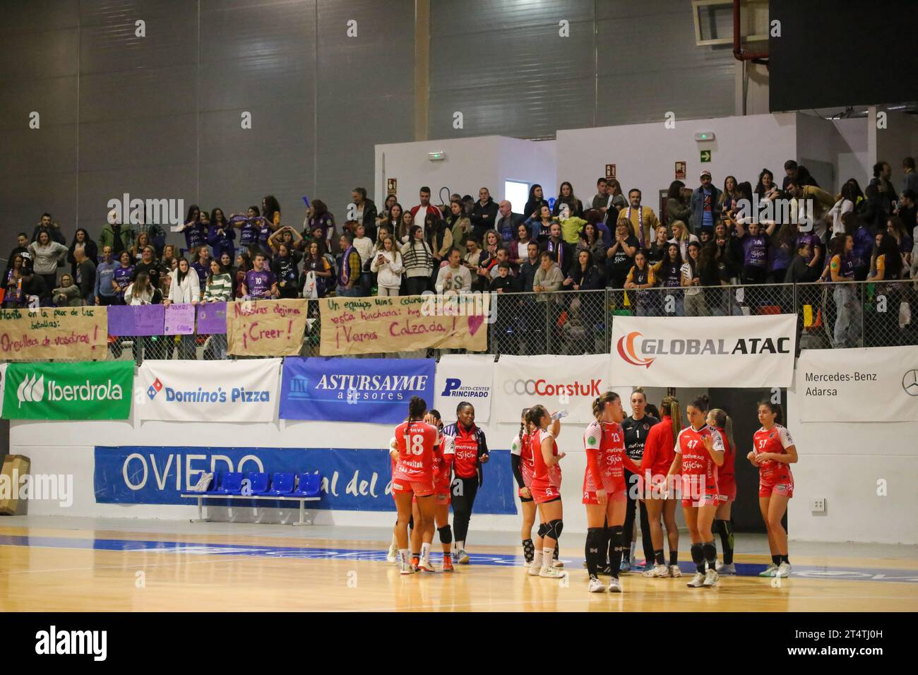 Oviedo, Spain, 1st November, 2023: The Motive.co Gijon Balonmano La Calzada players celebrate the victory with their fans during the 9th Matchday of the Iberdrola Guerreras League between Lobas Global Atac Oviedo and Motive.co Gijon Balonmano La Calzada , on November 1, 2023, at the Florida Arena Municipal Sports Center, in Oviedo, Spain. Credit: Alberto Brevers / Alamy Live News. Stock Photo