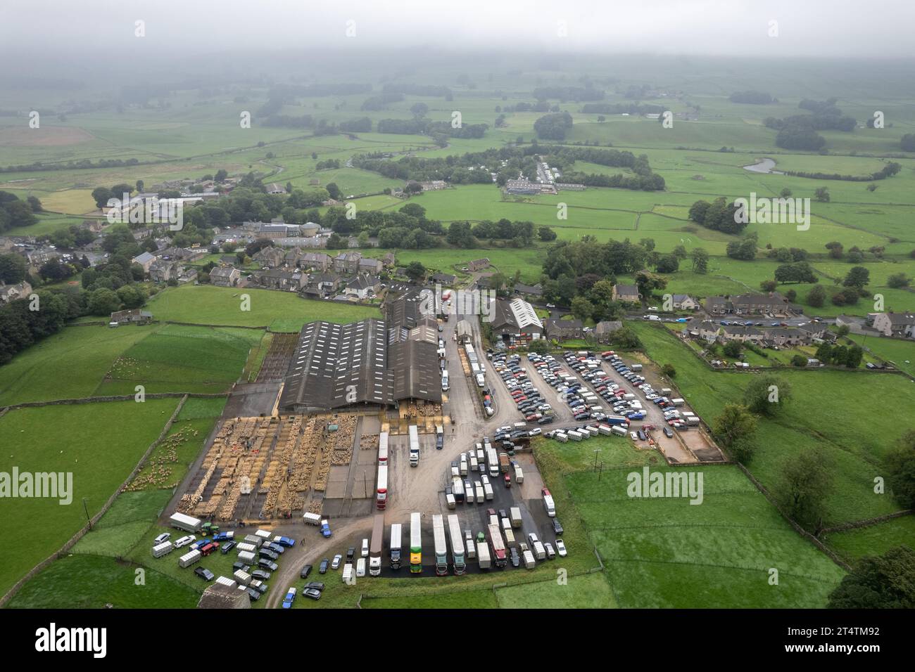 https://c8.alamy.com/comp/2T4TM92/aerial-view-of-the-north-of-england-mule-gimmer-lamb-sale-at-hawes-auction-mart-north-yorkshire-uk-2T4TM92.jpg