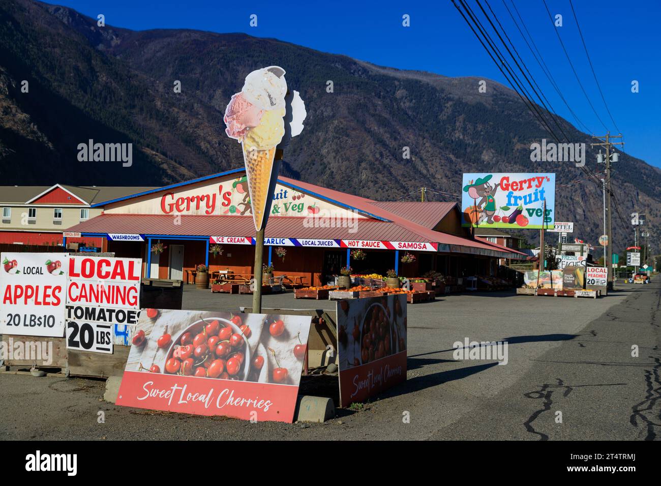 Keremeos, British Columbia, Canada - September 8, 2023: Fruit stand organic farmer's market with display of fresh harvested fruit and vegetables in Ke Stock Photo