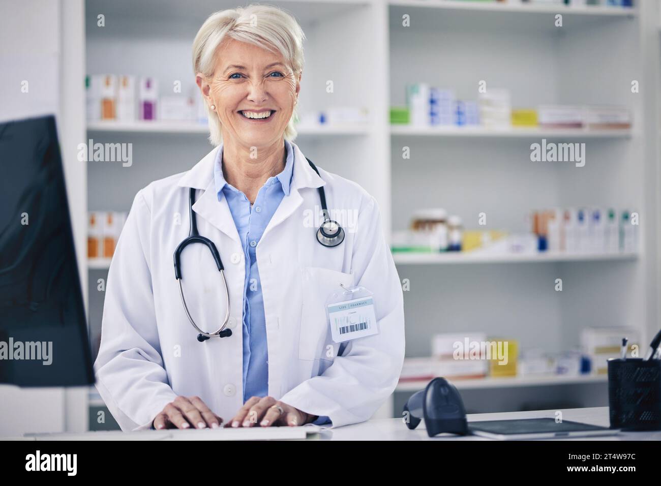 Typing mature woman working hi-res stock photography and images - Alamy
