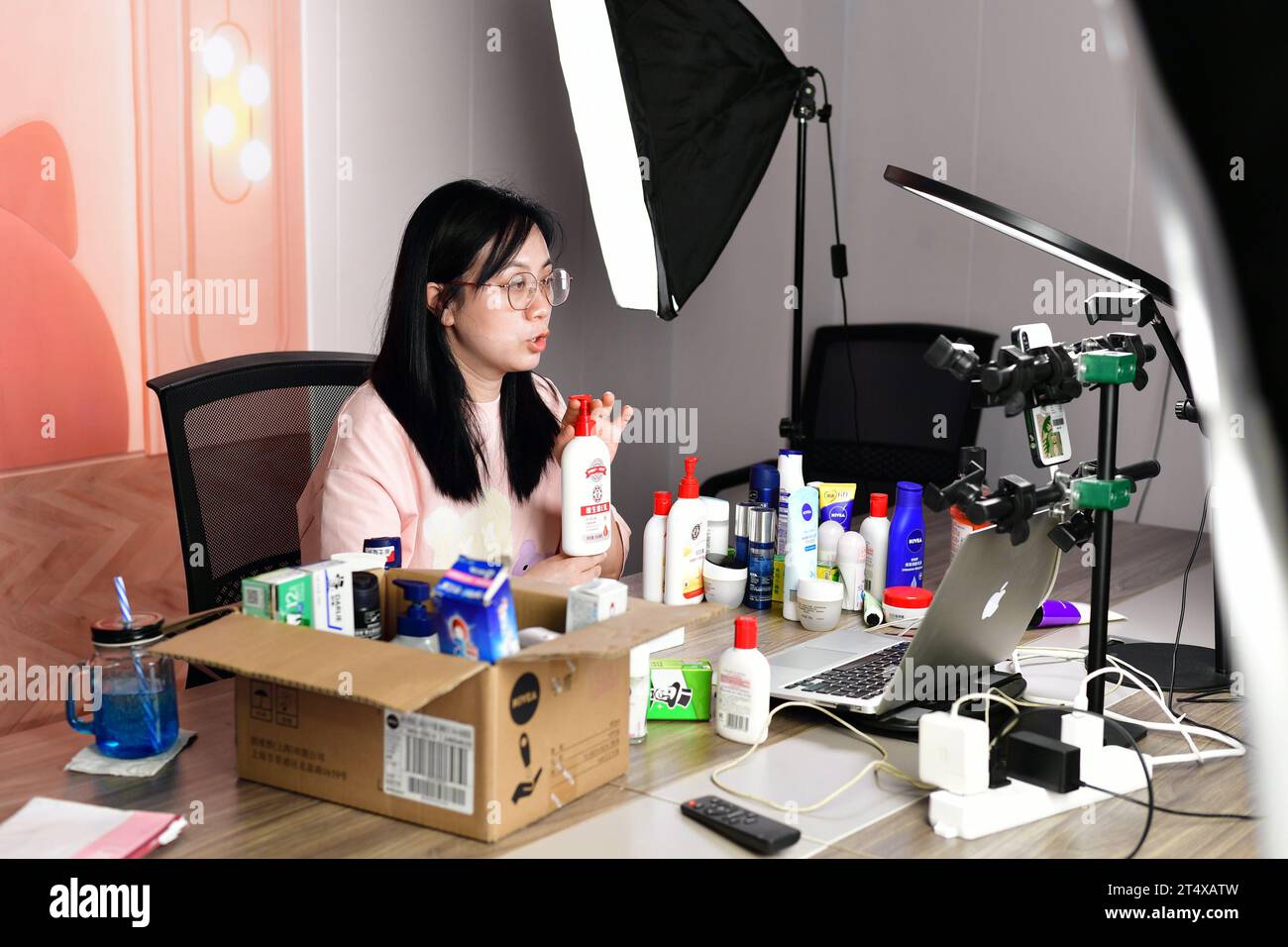 NANTONG, CHINA - NOVEMBER 2, 2023 - An anchor sells products through a live webcast on an online platform at a beauty company in Nantong, Jiangsu prov Stock Photo