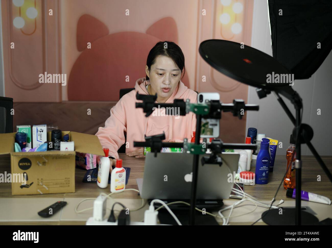 NANTONG, CHINA - NOVEMBER 2, 2023 - An anchor sells products through a live webcast on an online platform at a beauty company in Nantong, Jiangsu prov Stock Photo